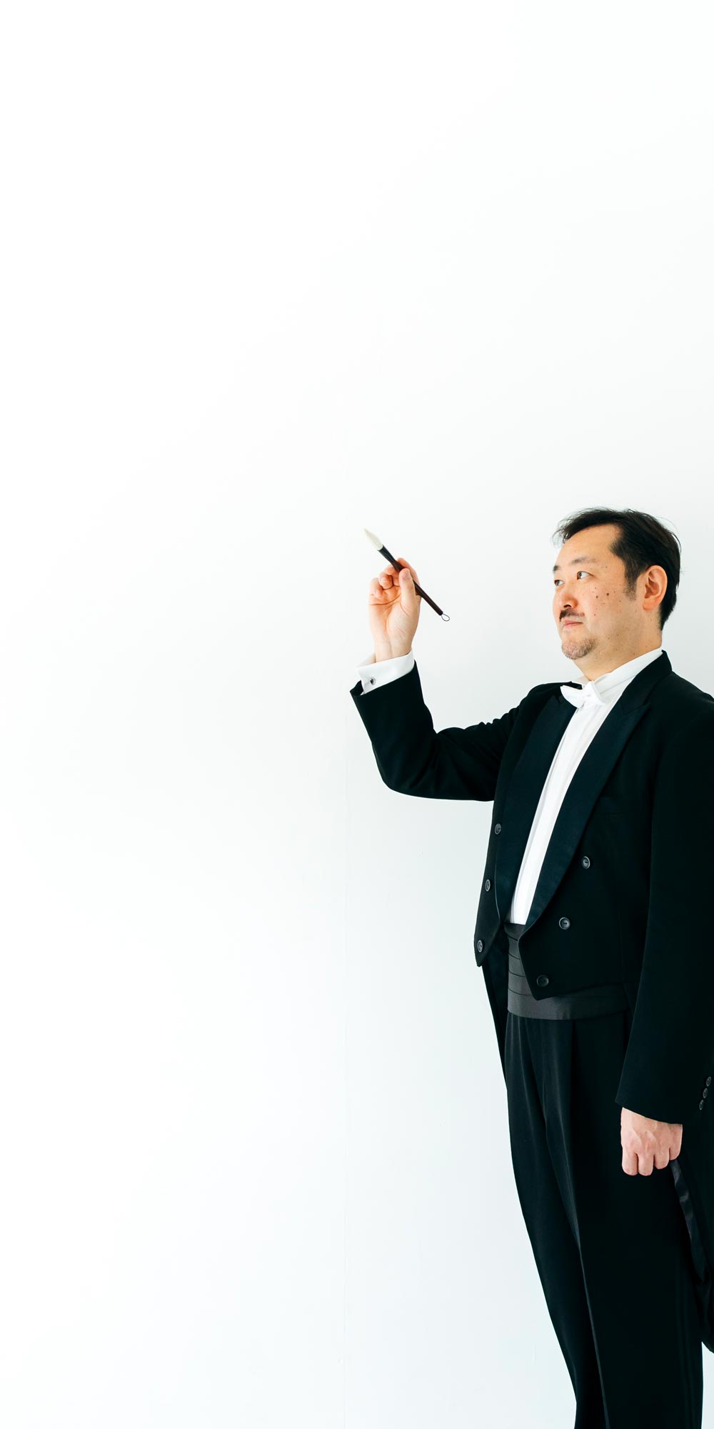 ”筆を持つ伊藤圭”